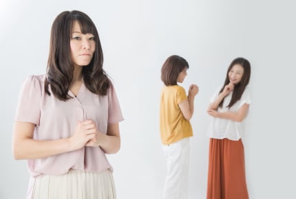 旦那の会社名を聞いてくるママ友!答えたら「自慢?」と悪口を言いふらされた……正しい対処法は?