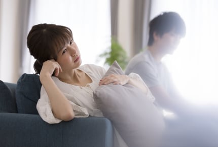 旦那がママ友を「綺麗、モテそう」とベタ褒めして嫉妬心がモヤモヤ……。デリカシーのなさに怒る?共感する?