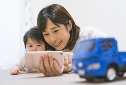 生後5ヶ月の赤ちゃんにスマホ動画を見せるママ友にびっくり!「スマホ育児」について考える