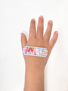 子どもの手素材(プリキュア絆創膏)
