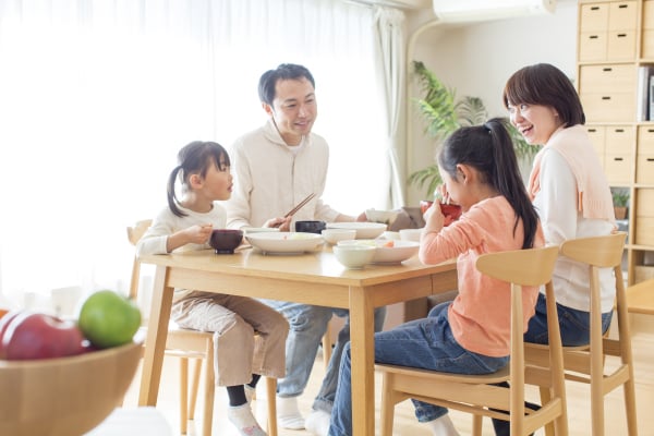 家族そろって食事する回数が多いと子どもは働くパパ 働くママに良いイメージを持つ ママスタセレクト