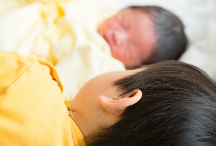 幼いきょうだいの寝かしつけが難しすぎる……。「消えたい」ほど精神的に限界なママへ