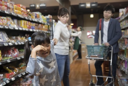 「おかし、かって!」にママ限界!帰宅後「ぜんぶ食べな」とお菓子をまき散らした投稿者に、ママたちの反応は?