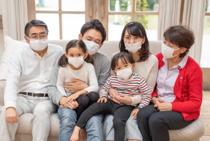 季節を問わず一年中マスク姿なのはなぜ?ママたちがマスクをつける理由とは