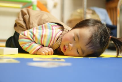 こんな体勢でよく眠れるものだ!子どもの寝相の悪さは心配無用