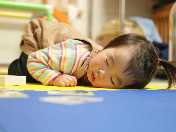 こんな体勢でよく眠れるものだ 子どもの寝相の悪さは心配無用 Ameba News アメーバニュース