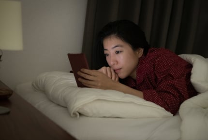 ママ友グループLINE。送信を非常識に感じるのは何時から?それとも気にしない?