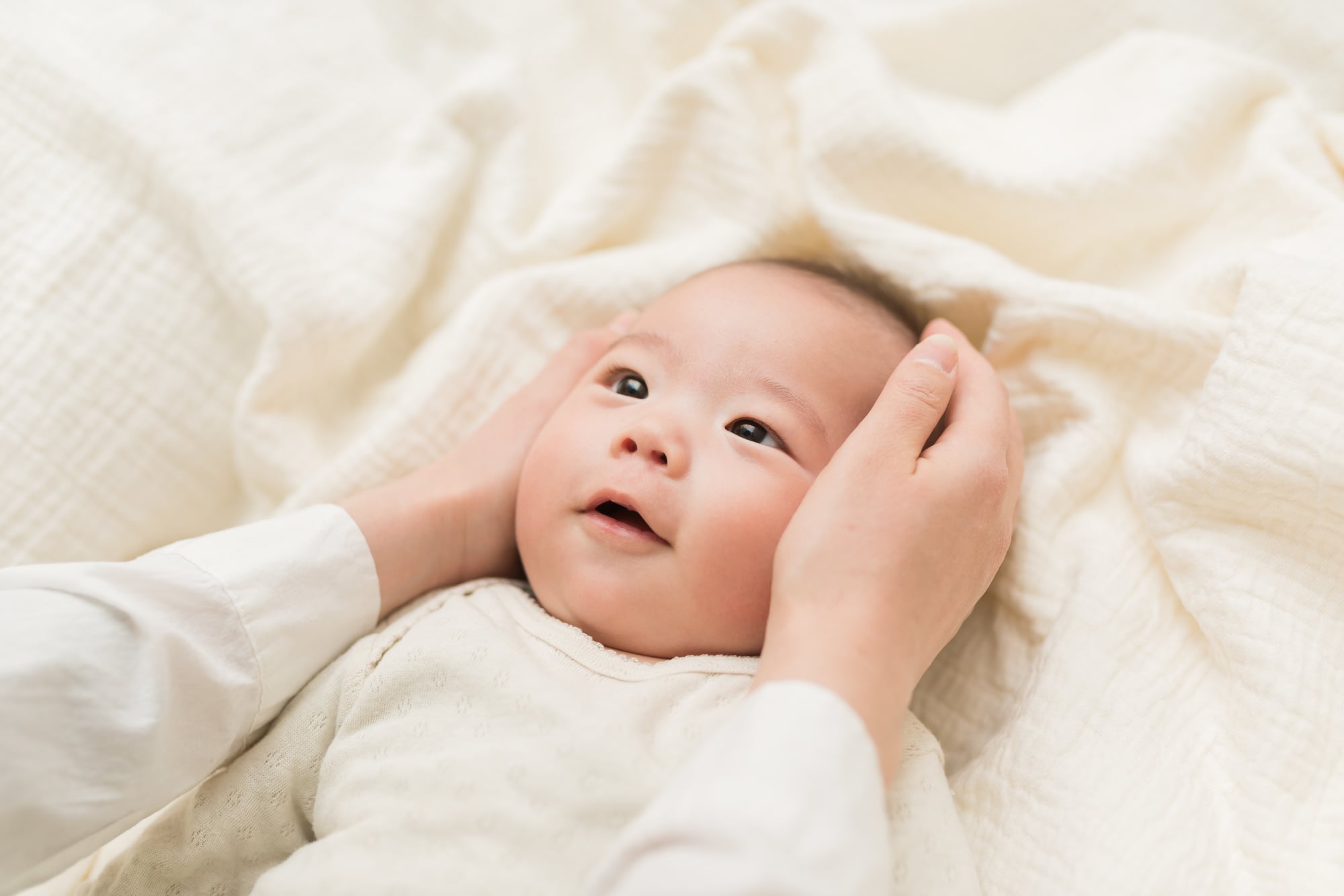 新生児の子どもに 顔がはっきりしているね は褒め言葉 それとも ママたちの考えとは ママスタセレクト Part 3