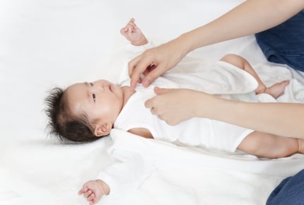 春夏生まれの赤ちゃんにはどんな肌着が必要?産婦人科医や先輩ママが勧める新生児用アイテムは