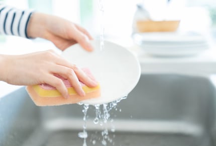 キッチンでの洗い物、ママたちが使うのはお湯?それとも水?おすすめの手荒れ対策は