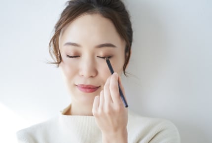 みんなは“アイライナー”引いている?理想の目元になるポイントメイクとは