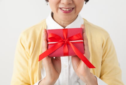 付き合いがない義母の“還暦祝い”。「プレゼントを贈れ」という義父と贈りたくない自分。どう対応するべき?