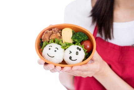 冷凍食品だけのお弁当じゃダメ!?先生にお弁当の中身を注意されてへこむママ