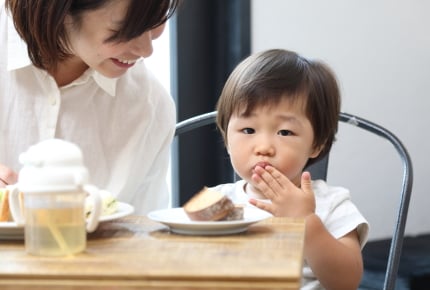 1歳8ヶ月ではじめての外食。おとなしく食べさせる工夫はある？