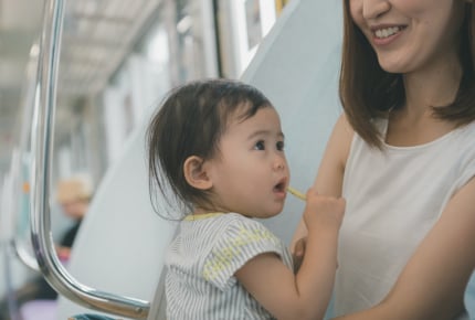 車内で子どもにグミをあげていたら「マナー違反」と注意された。ママたちの意見とは……?