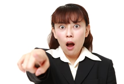 学校を休ませた子どもと出かけたら、遭遇したママに「報告するね」と先生やママ友に言いふらされた……!