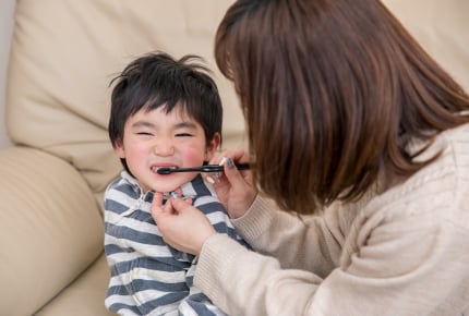 虫歯菌の感染ピークは◯歳。「無理やり磨く」ママも過半数!
