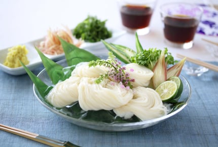 暑い日に食べたくなるそうめん。飽きないためのいつもと違った食べ方とは