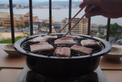 マンションのベランダにて「ホットプレートで焼肉」をする隣人に苦情を言うのはあり！？