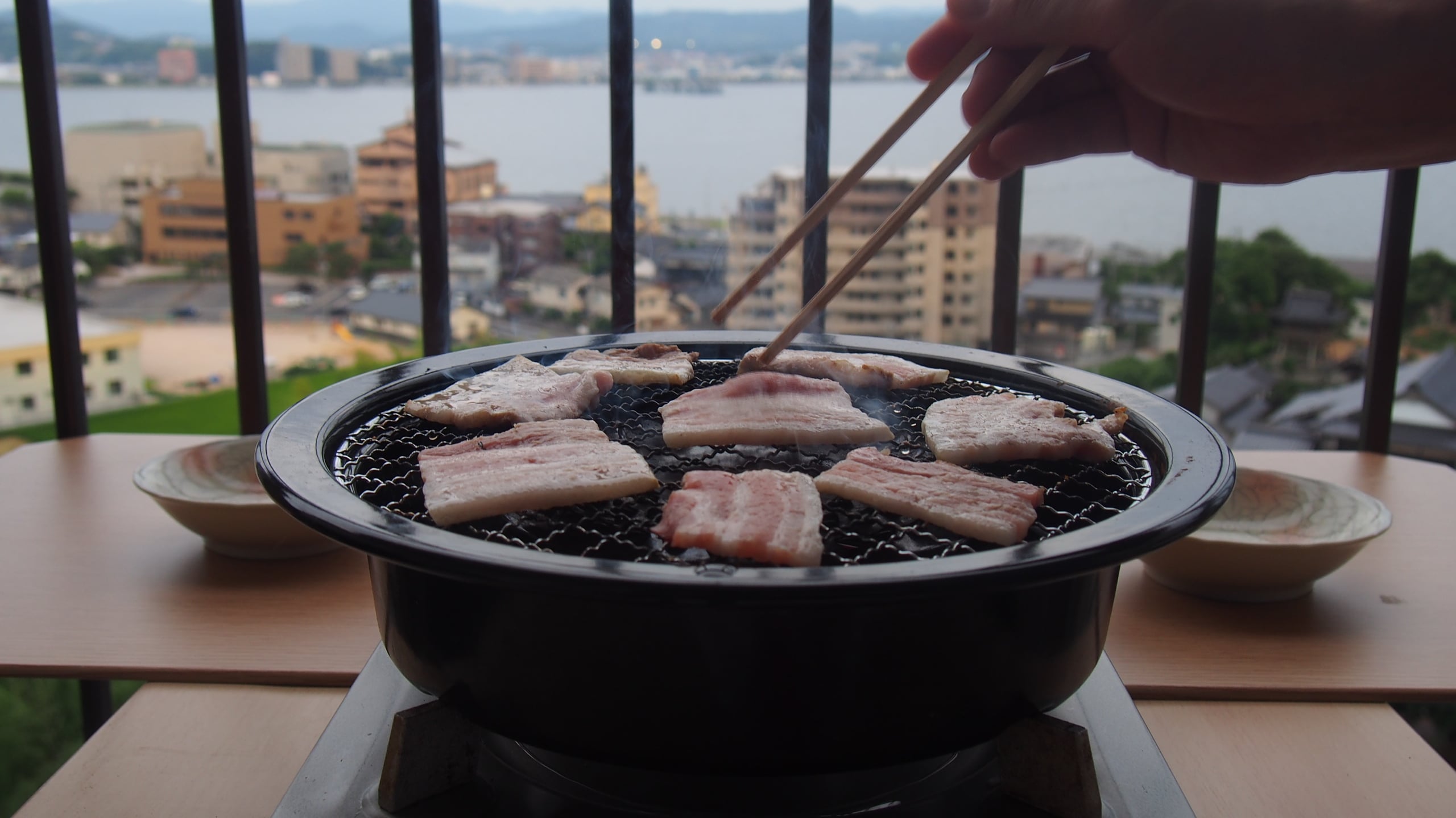 マンションのベランダにて ホットプレートで焼肉 をする隣人に苦情を言うのはあり ママスタセレクト