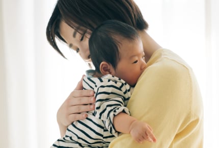 赤ちゃんに“げっぷ”をさせるとき、みんなはどんな抱き方をしている？