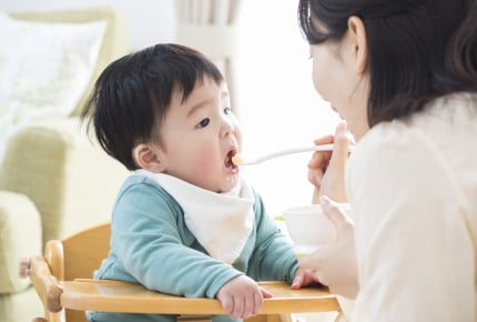 12年間で子育てはどう変わった?厚生労働省の「授乳・離乳の支援ガイド」が改正