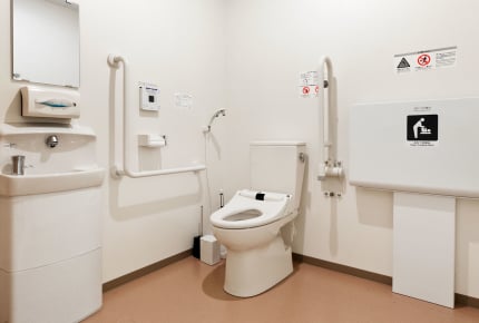 外出先でおむつ替え中に思わぬトラブルが……。お互いにトイレを気持ちよく使用するためのマナーとは