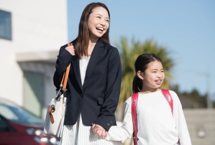 子どもが1人で学校に行けず母が1日中付き添い。このまま付き添い続けていい?