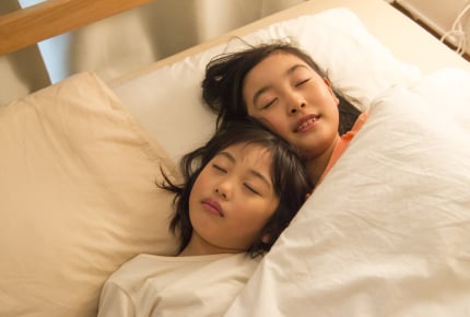 お休みの日、予定がないときは子どもを何時まで寝かせている?ママたちの回答とは