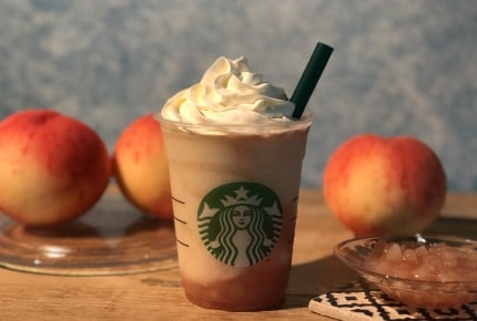 スターバックス サマーシーズン第4弾は、ピーチ丸ごとの食感がクセになる「ピーチ オン ザ ビーチ フラペチーノ®」