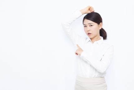 夏にベージュやグレーの服を着ると“脇汗”が目立つ……みんながしている3つの対策とは?