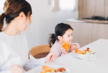 「家のご飯はまずい」お菓子やインスタント食品ばかり食べたがる5歳。子どもの偏食にどう対応する?