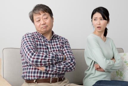 義父への不満で、怒りに震えるママたち