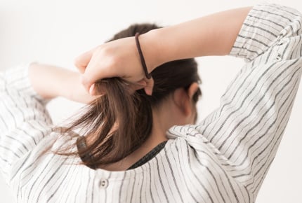髪の毛を“可愛いビジュー”ではなく“黒ゴム”で結ぶのはなぜ!?投稿者の疑問にママたちが回答