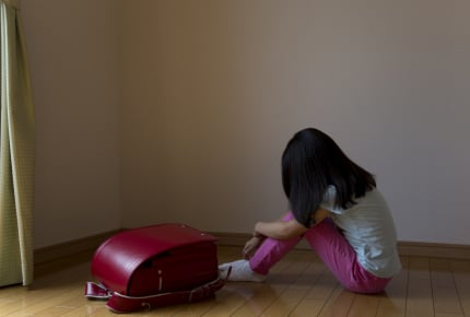 毒親を持つ人で「うちの親はおかしい」と気づいたのは何歳ごろ?実父母への疑惑が決定的になったのは……?