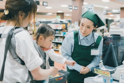 レジで子どもに会計させる親に疑問!?ママたちの「子連れレジ」議論!