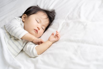 夜のおむつを外すタイミングはいつ?おねしょや冷えを気にするママたちのトレーニング方法