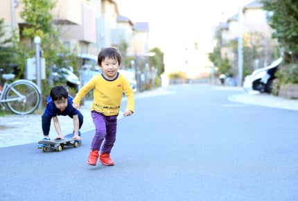 夕方6時半に子どもを遊ばせていたらご近所から注意が!「迷惑はかけていない」と主張するママに集まった声は?