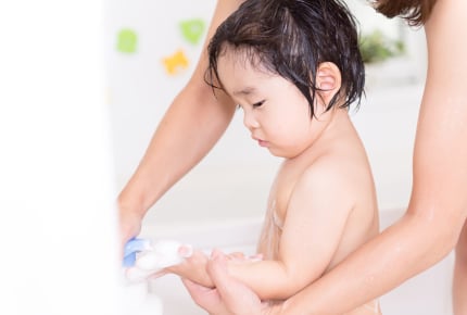 子どもをお風呂に入れるのに手間取るママ。上手に子どもの体拭きや着替えをするコツは？