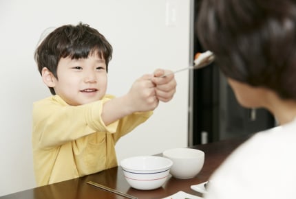 スプーンを使わずに手づかみでご飯を食べる3歳児。お箸やスプーンを使わせる方法はある？