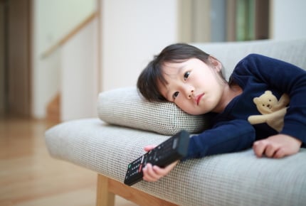 テレビっ子の3歳「テレビ消すよ」の言葉にグズグズ……リモコンを隠した結果、どうなった？