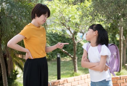 癇癪を起こす子どもをおもちゃでなだめたママ。義兄に注意されたけれど、ママのやり方は間違い?