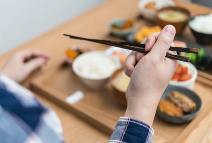 大人がお箸を正しく持てないと恥ずかしいですか?お箸のマナーについてママたちが語る
