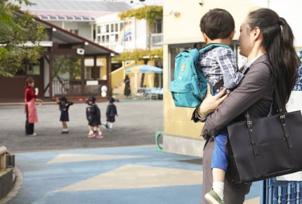 保育士さんに「抱っこは甘やかせすぎ」と言われた!スキンシップも子どもの自立も大事だけど……と悩むママたち