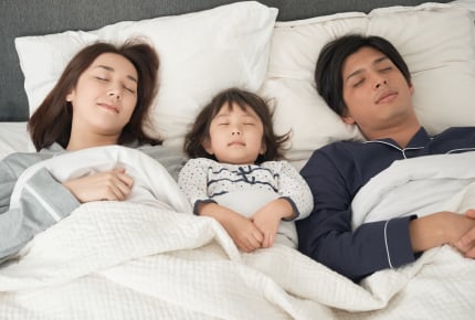 お子さんと一緒に寝ていますか?何歳ぐらいまで一緒の寝室で寝るのかママたちに聞いてみた!