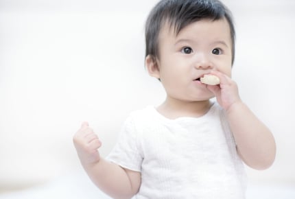 赤ちゃんに甘い飲み物やお菓子をあげようとする義母。そばやナッツを与えられそうになったママさんも