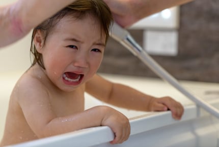 シャンプーが嫌いすぎて毎日グズグズの我が子。お湯を怖がらせないための対策は?