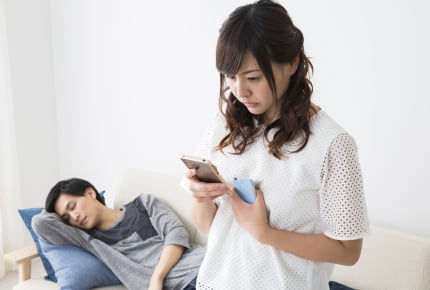 旦那さんが浮気をしているようで不安……こっそりと探るときのいい方法はある?