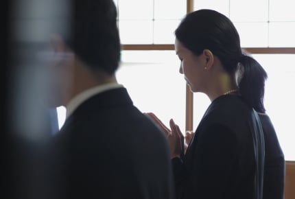 法事は軽装でいいと言われたけれど……。紺色や柄物、スニーカーはアリ?ママたちの答えとは
