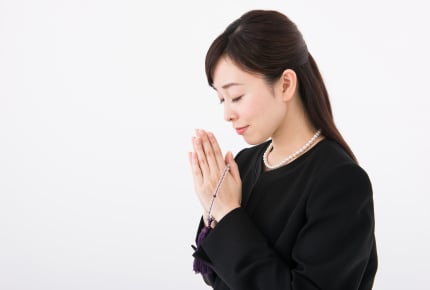 喪服のスカート丈はどのくらい?座っても膝がでない長さ、ふくらはぎの真ん中などママたちからのアドバイスとは
